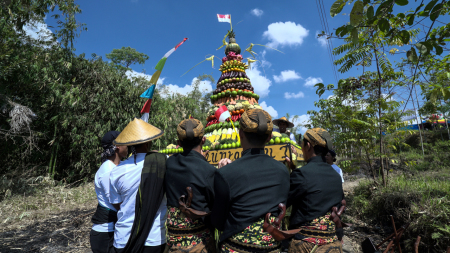 Gotong Royong Mengangkat Gunungan Kemerdekaan