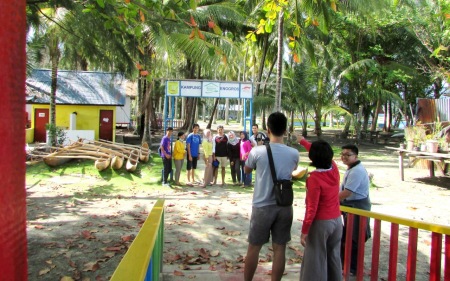 kunjungan wisatawan di Kampung Berseri Astra Enggros Jayapura