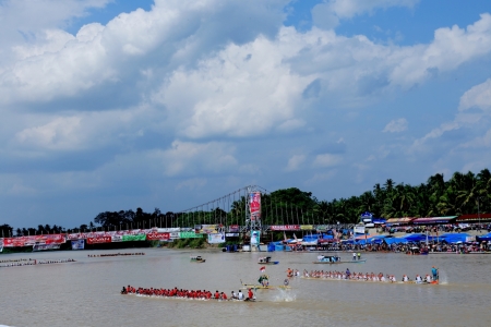 festival masyarakat kuantan singingi ( pacu jalur)