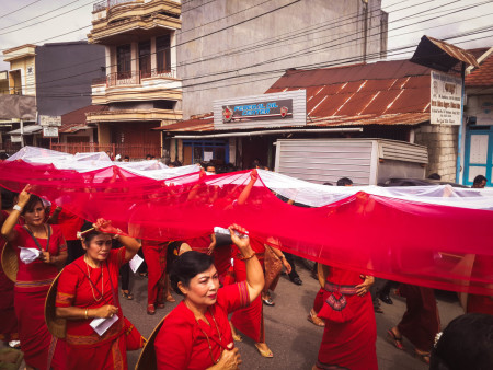 Merah Putih di Pawai Budaya