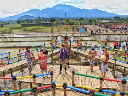 Fashion Show di Tengah Sawah