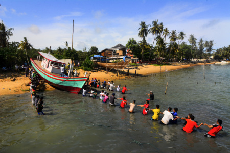 Tradisi Menarik Perahu  Desa Tanjung Binga