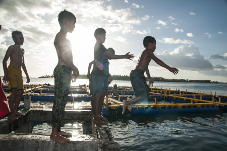 Kecerianan Anak Kampung Nelayan