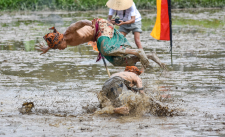 Silek Bagaluik Lunau, Pertarungan Pesilat di Sawah Penuh Lumpur