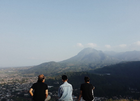 Menilik Langit Batu