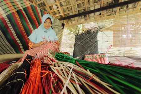 Pengayam Tikar Pandan Bawean