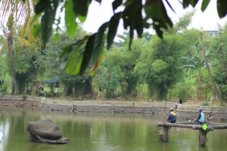 Menikmati Hobi di Danau Kampung