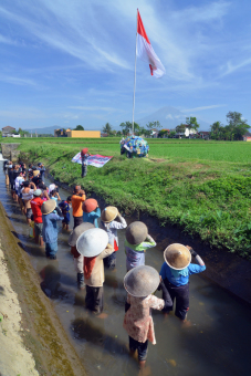 Satu Kampung Upacara di Sungai