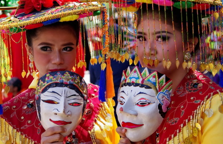 Dua Penari Topeng Betawi