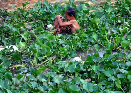 Tawa Bocah Bocah Kampung Bermain di Sungai Musi