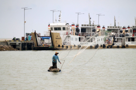 Perahu Diantara Kapal