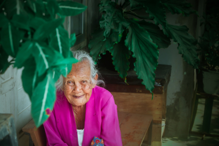 Semangat seorang nenek di kampung