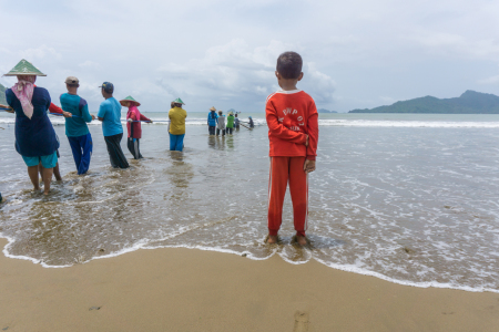 Menunggu Hadiah Dari Laut