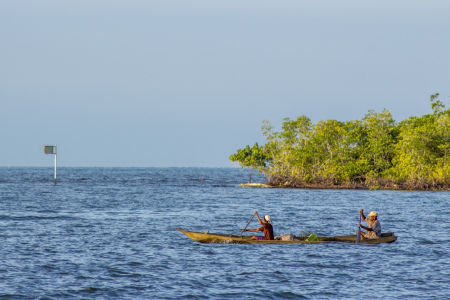 Berdua melawan laut