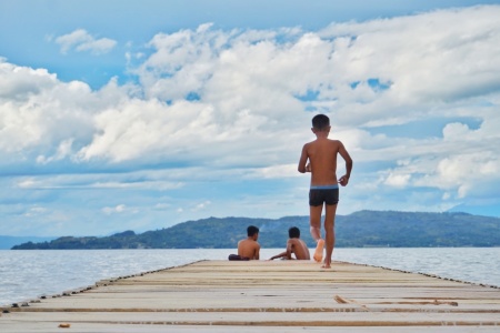 Mandi di Danau Toba