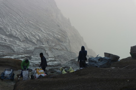 Penjaja Seni Belerang di Kawah Ijen