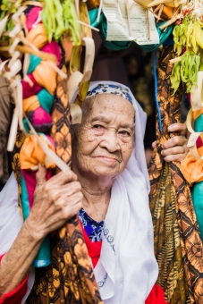 Nenek Peserta Baayun Maulid Massal 5000 peserta