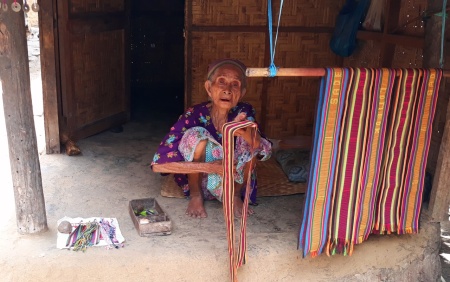 Ibu Tua Berdagang Selendang Tenun di Desa Sasak Sade