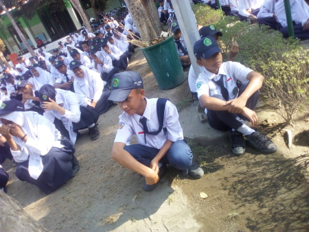 Ekspresi capek anak madrasah