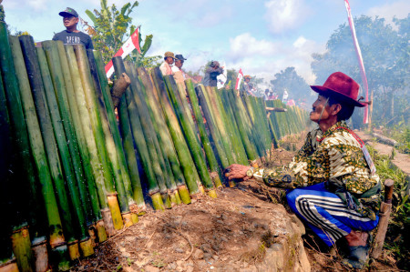 pak tua sang pembakar lemang