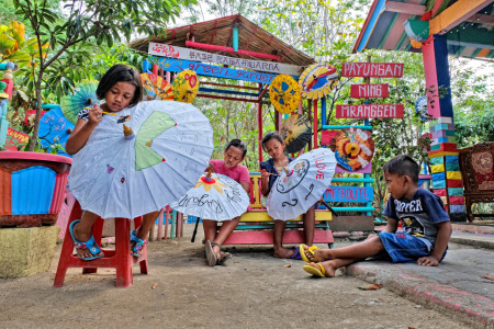 Melukis Payung di Kampung Ragam Warna