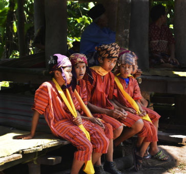 Pakaian Adat Toraja "Seppa Tallung Buku"