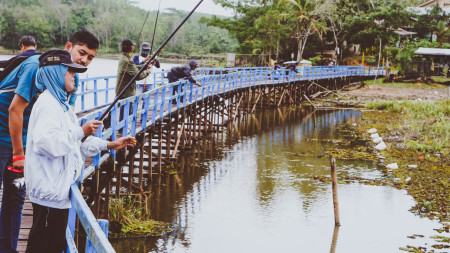 Memancing Di Danau Manggar