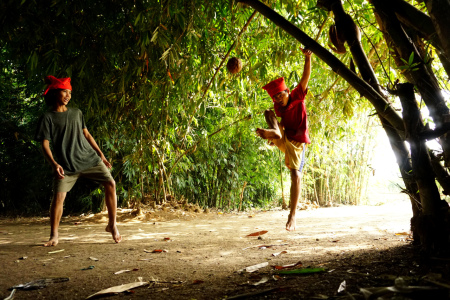 Bermain Sepak Takraw