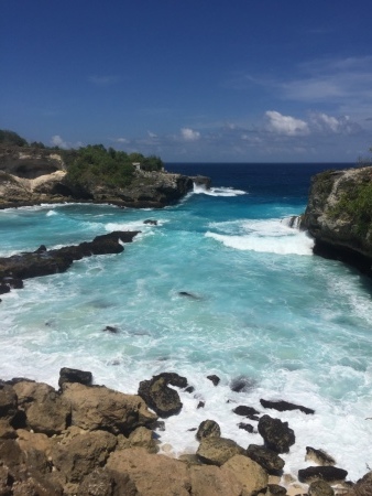 Laut biru di Nusa Lembongan