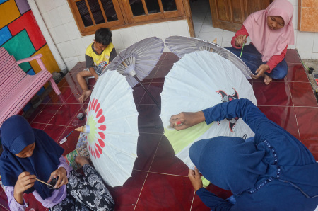 LUKIS PAYUNG DI KAMPUNG RAGAM WARNA