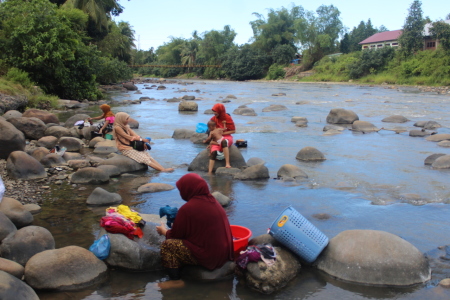 sungai dan keseharian ibu-ibu di desa