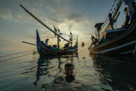 Mandi Menjelang Sunset