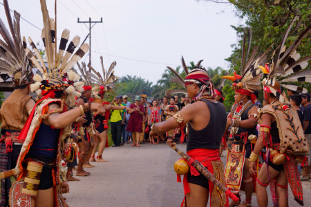 Hidup di kandung adat Mati di kandung tanah.