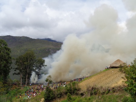 Menikmati aroma asap dari lokasi upacara Bakar Batu