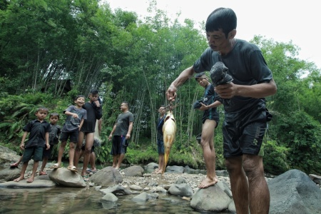 MEMANCING IKAN TRADISIONAL