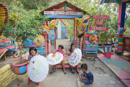 Kreatifitas anak-anak Kampung Ragam Warna melukis Payung kertas