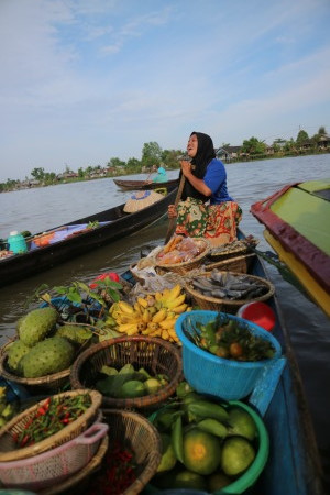 gelak tawa pedagang di pasar terapung lok baintan