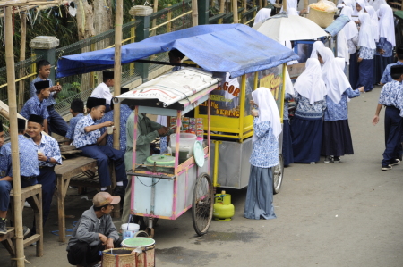 jajanan anak sekolah diwaktu jam istirahat