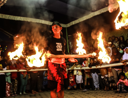 Atraksi tradisional Obar Abir Api