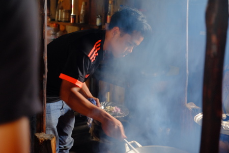 Memasak dan Sarapan Di Pagi Hari Di Kampung Pulau Karaka