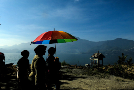 Melintasi Danau Laut Tawar