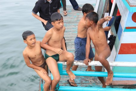 Kegiatan Anak Danau Toba di Pelabuhan