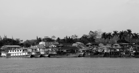 Pemukiman Rumah Apung di Sungai Mahakam