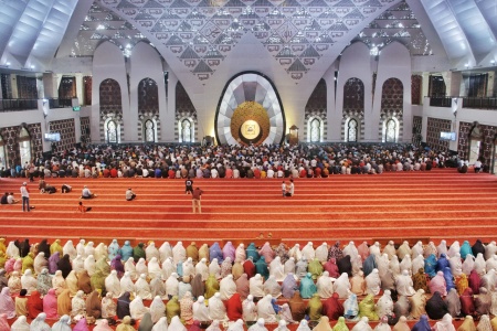 Shalat berjamah di Masjid Raya Sumbar