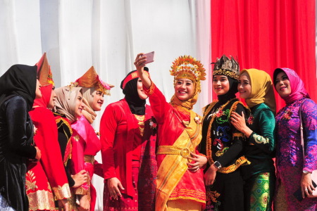 Selfie Gembira Dalam Warna Pakaian Adat Nusantara