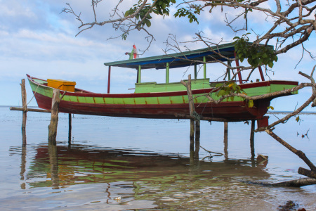 Kapal Bersandar di Pantai Asi Walo , Nias Utara, Sumatera Utara , Indonesia.