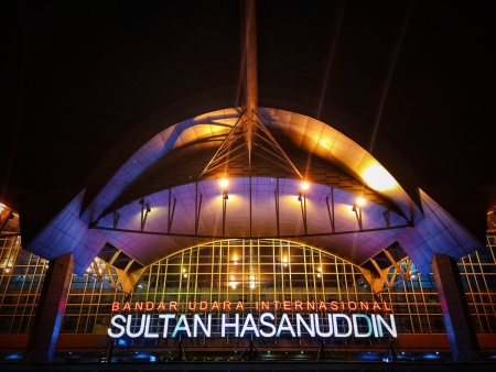 Bandar Udara internasional Sultan Hasanuddin sisi depan