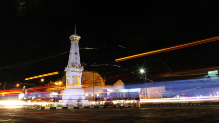 Malam di Monumen Tugu Yogyakarta