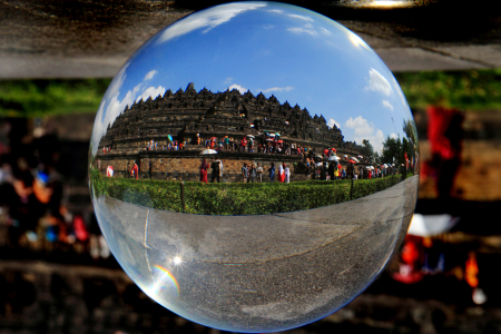 Borobudur dalam Bola Kristal