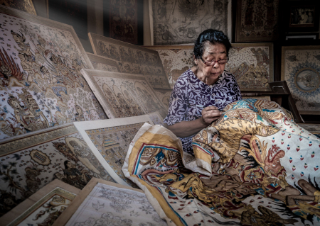 Pengrajin Batik Lukis Kamasan Bali
